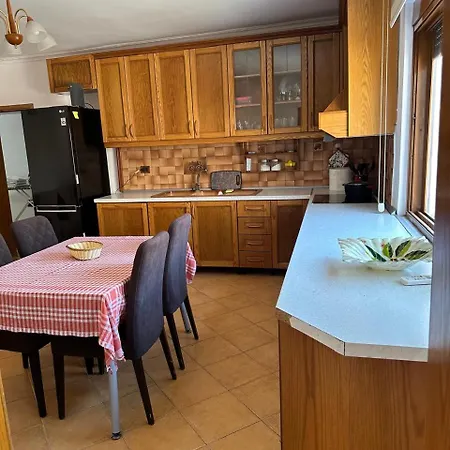 Janis Two Bedroom House דירה